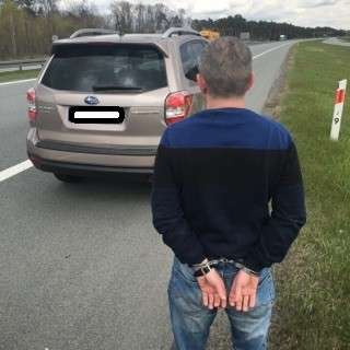 Poszukiwany przez organy ścigania prowadził kradzione auto