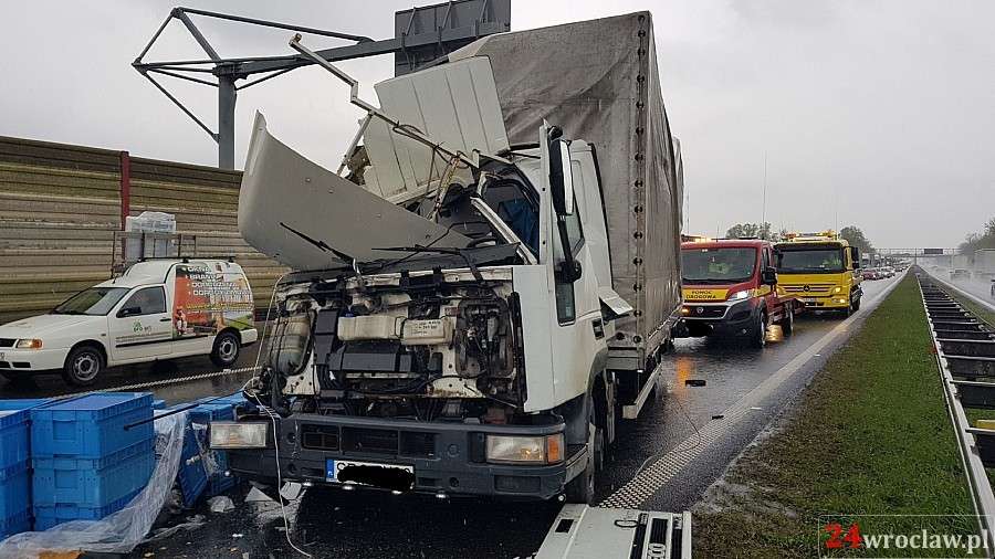 Kierowca cudem uniknął smierci w zmiażdżonej kabinie ciężarówki