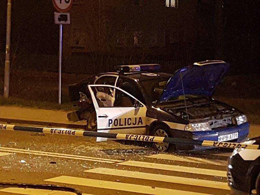 Uciekał przed policją. Staranował dwa radiowozy