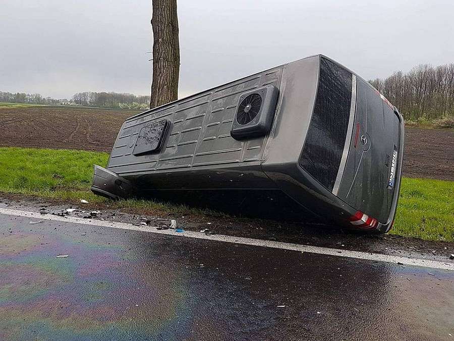 10. osób rannych po zderzeniu busa z autem osobowym