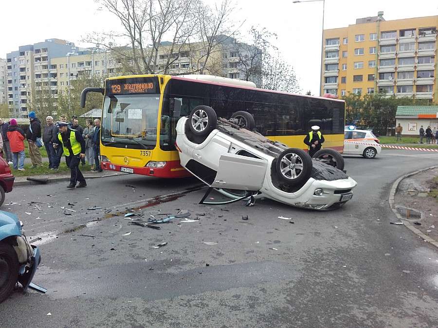 Zdjęcia z wypadku na skrzyżowaniu ulic Bystrzyckiej i Balonowej