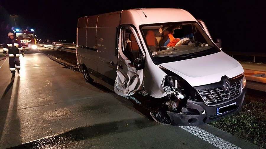 Na autostradzie A4 auto uderzyło w lawetę