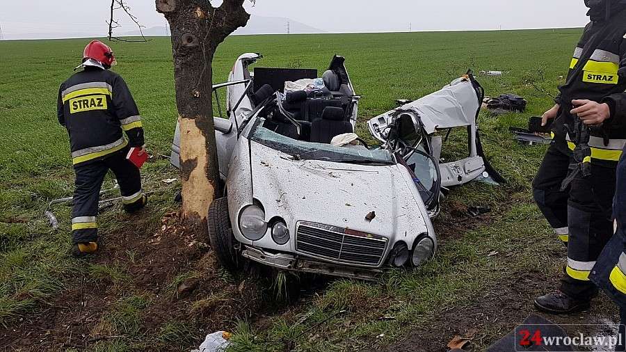 Mercedes wypadł zdrogi i dachował