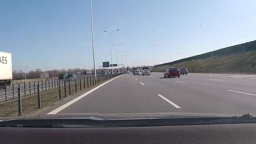 Lepiej ominąć autostradowe stacje benzynowe i zatankować na lokalnej stacji.