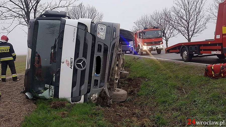 Ciężarówka w rowie pod Wrocławiem