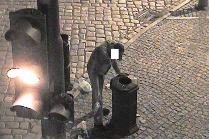 Wyrzucał śmieci z kubła, bo szukał jedzenia