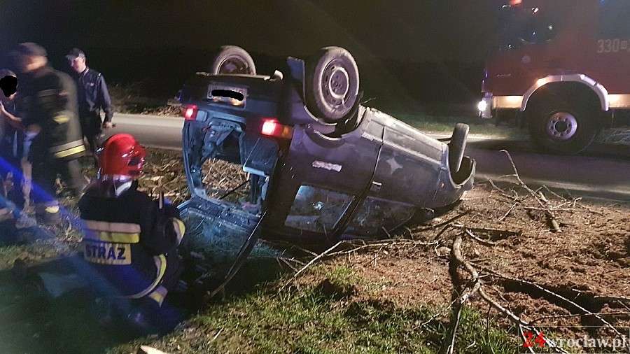 Pijany kierowca fiata staranował opla na przejeżdzie kolejowym