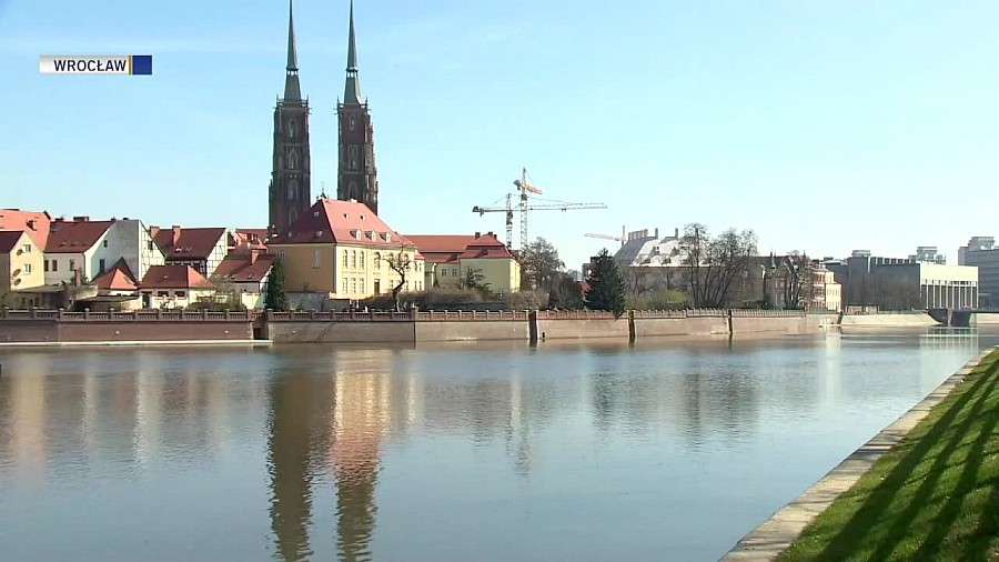 Narciarze w koszulkach z krótkim rękawem i spragnieni słońca w miejskich parkach. Fala ciepła nad Po