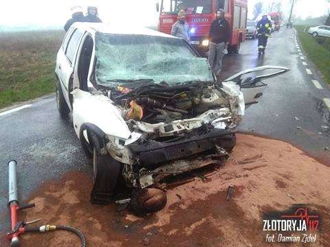 Czołowe zderzenie osobówki z busem