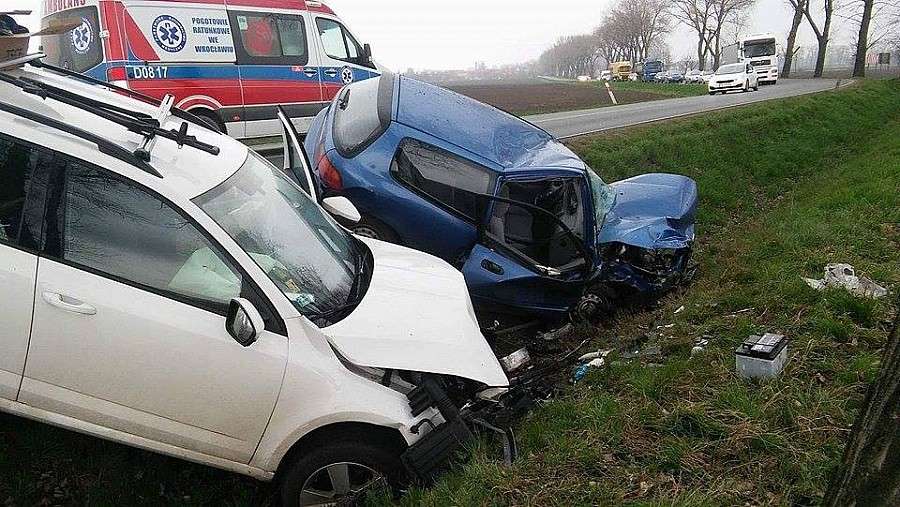 Czołowe zderzenie na trasie Wrocław - Strzelin