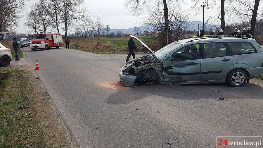 Kobieta i dwoje dzieci trafiły do szpitala po zderzeniu dwóch aut
