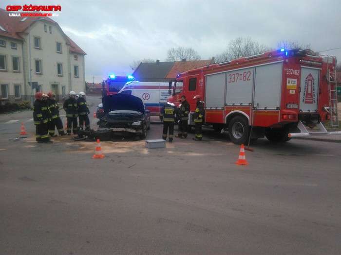 Zderzenie trzech aut w podwrocławskiej Żórawinie 