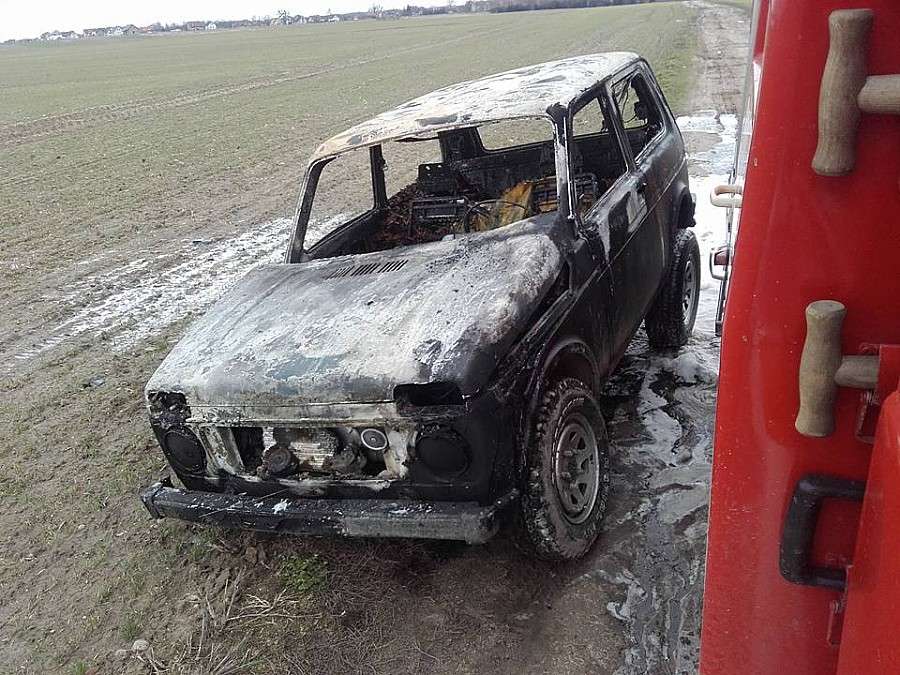 Pożar samochodu na środku pola