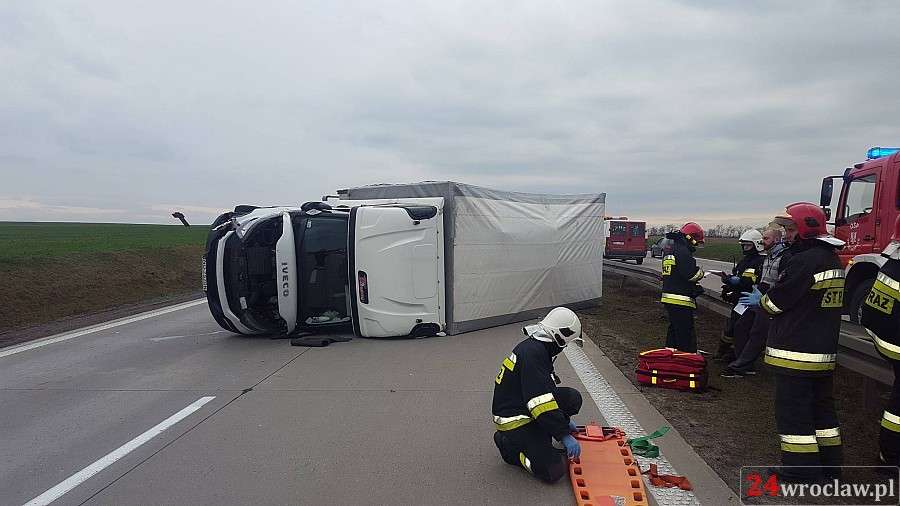 Samochód dostawczy przewrócił się na autostradzie A4 pod Wrocławiem