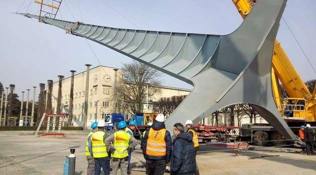 Iglica wróciła na swoje miejsce