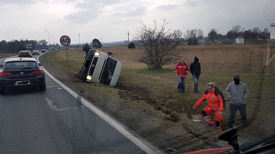Bus wpadł do rowu