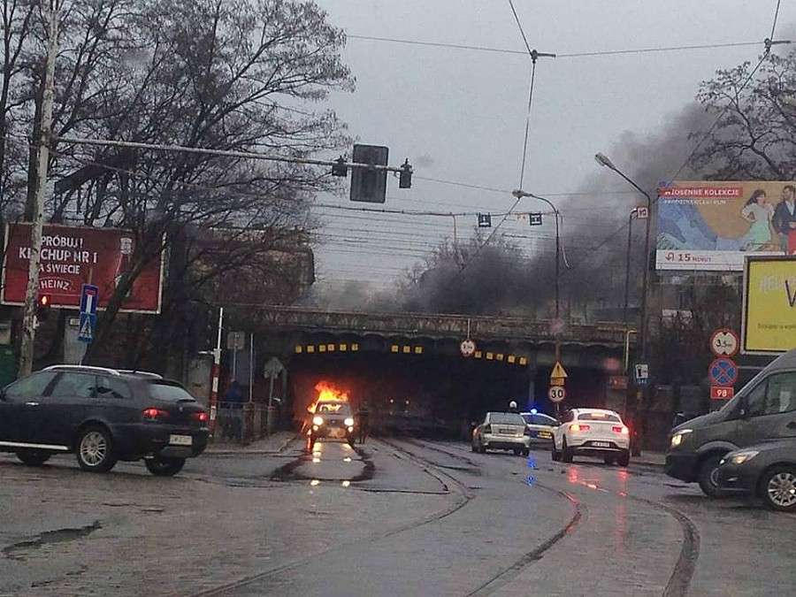 Spłonął samochód na ulicy Pułaskiego