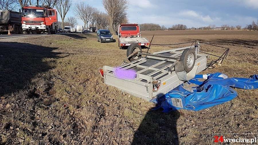 Wiatr zepchnął samochód z drogi