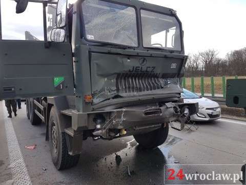 Wypadek na autostradzie z udziałem wojskowych ciężarówek