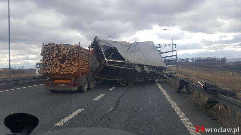 Wiatr szalał na autostradzie A4