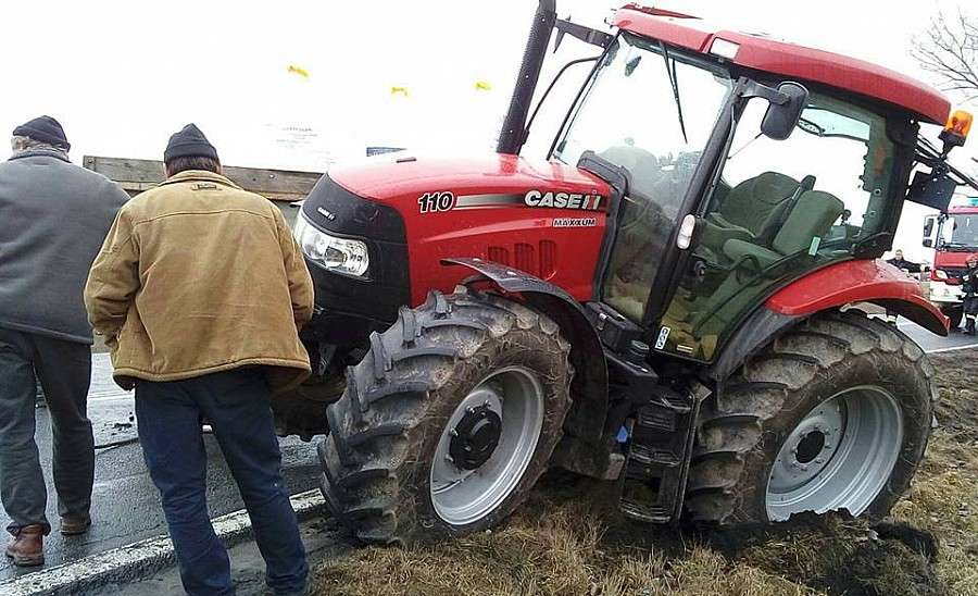 Auto wypadło z drogi podczas wyprzedzania