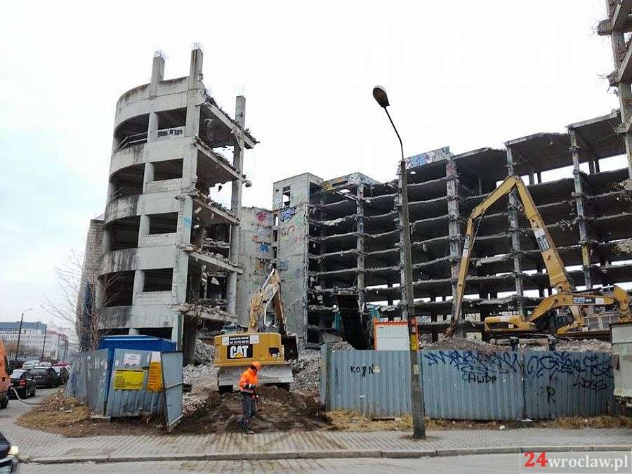 Trwa długo oczekiwane wyburzanie Szkieletora
