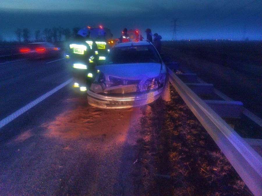 Auto uderzyło w bariery energochłonne na autostradzie A4
