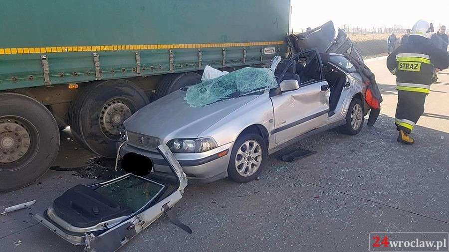 Volvo wjechało pod Tira na autostradzie A4