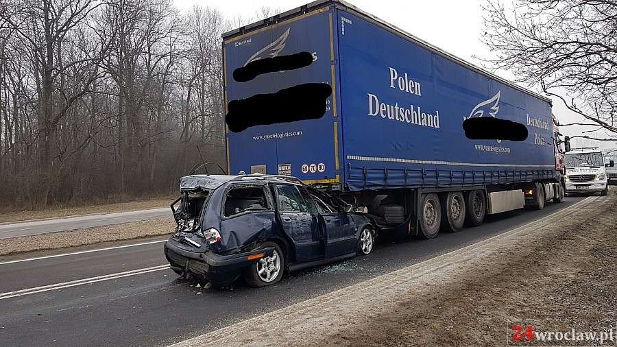 Tir staranował dwa auta osobowe