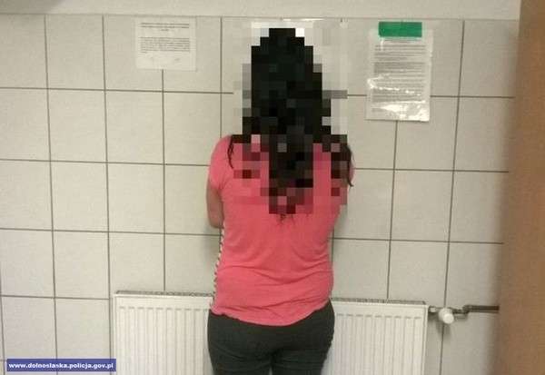 Nietrzeźwa matka, zataczając się, wiozła w wózku 4-miesięczną córeczkę