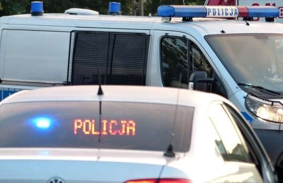 Nie zatrzymał się do kontroli, a po chwili uderzył w zaparkowane auto – miał blisko 1,8 promila.