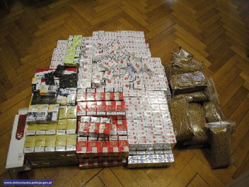 Policjanci zabezpieczyli ponad 25 tysięcy sztuk nielegalnych papierosów oraz tytoń