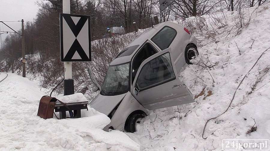 Wpadła w poślizg i zjechała z 6 metrowej skarpy