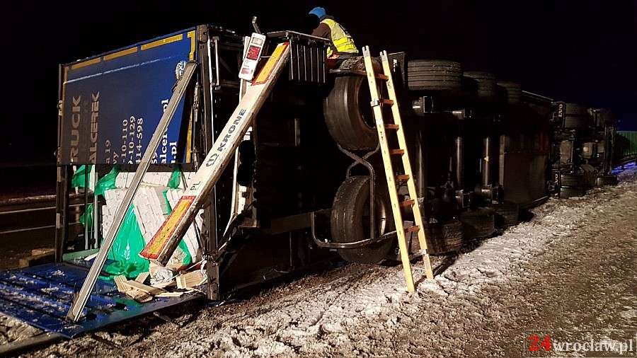 Na autostradzie A4 przewrócił się TiR. Ruch w stronę Legnicy jest zablokowany