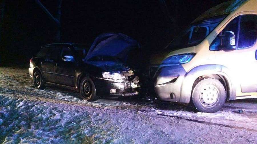 Zderzenie busa z autem osobowym pod Strzelinem