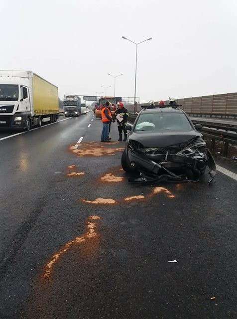 Na autostradzie A4 auto uderzyło w bariery energochłonne