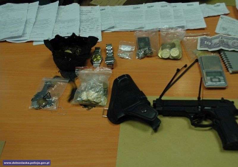 Seryjny włamywacz do domów w rękach policjantów