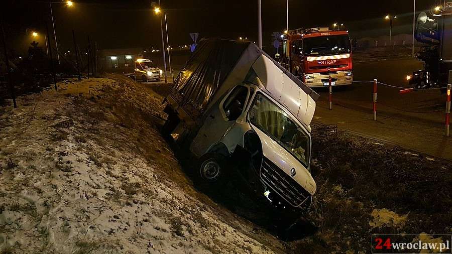 Bus wypadł z ronda  wjechał do rowu