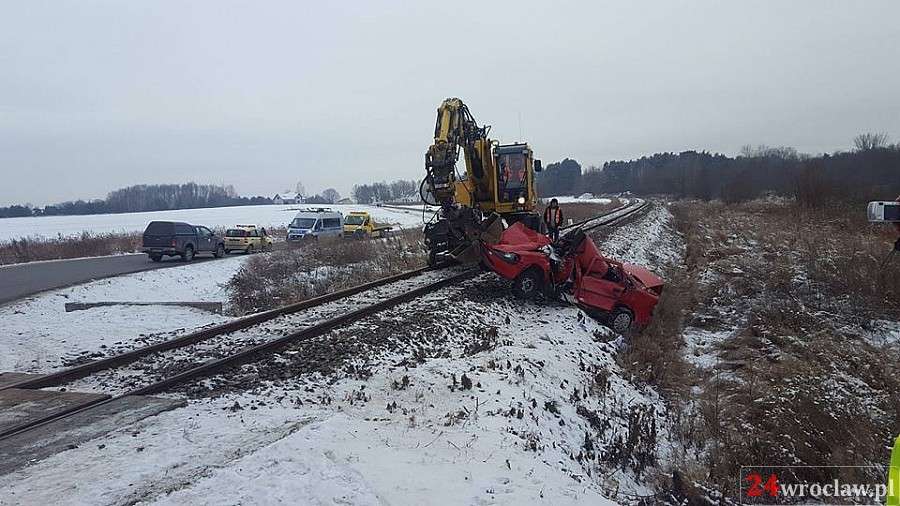 Pociąg staranował osobowe auto pod Wrocławiem