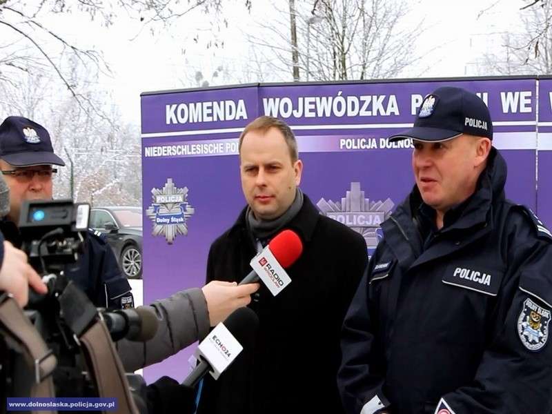 Przekazanie 37 nowych radiowozów zakupionych dla dolnośląskiej Policji