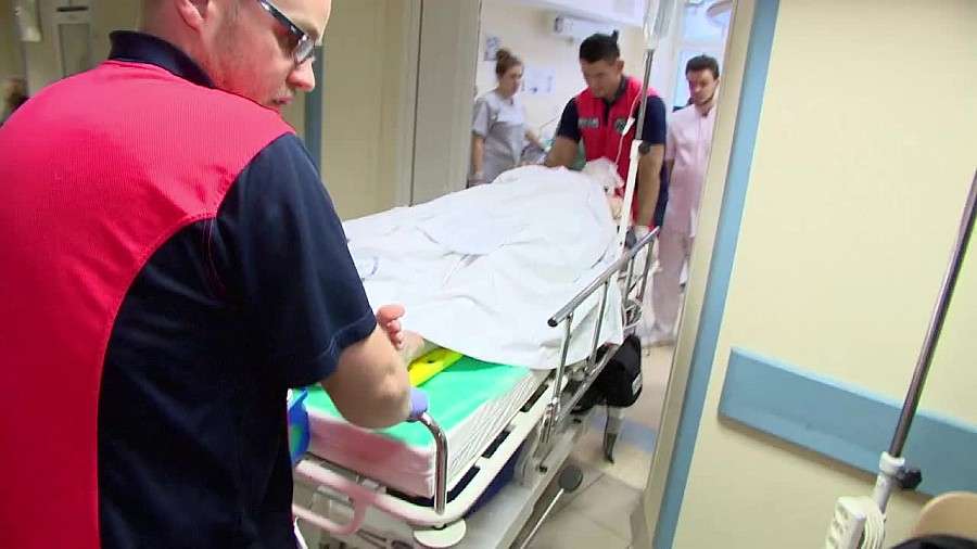Spadli do szybu windowego z wysokości 35 metrów - cudem przeżyli. Wypadek w Polkowicach