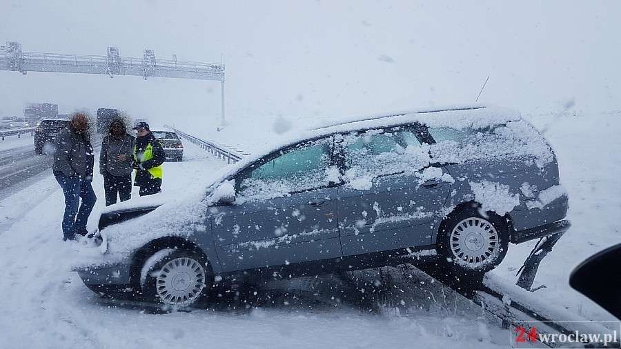 Zderzenie auta osobowego z TiR-em na A4