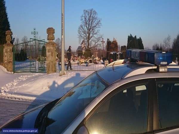 Kradli na cmentarzach