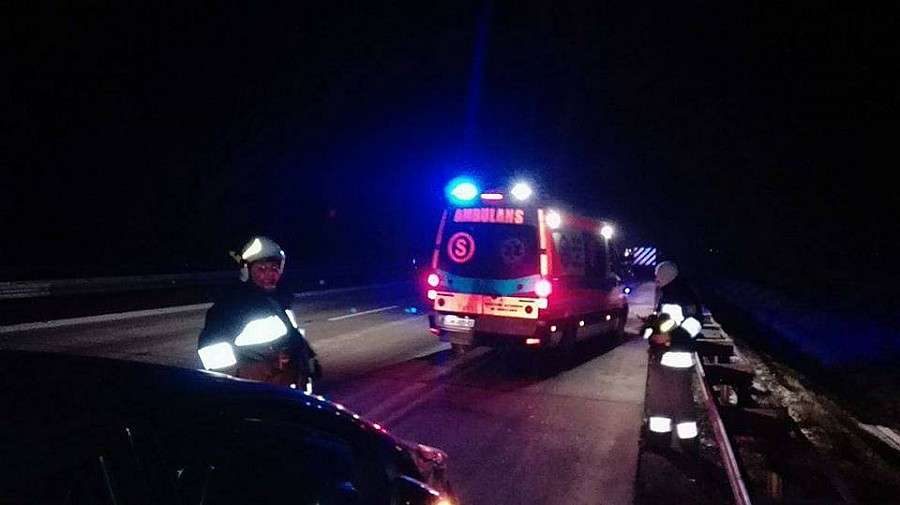 Auto na autostradzie A4 uderzyło w bariery