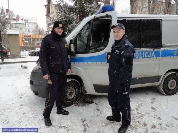 Patrol uratował mężczyznę przed wychłodzeniem 