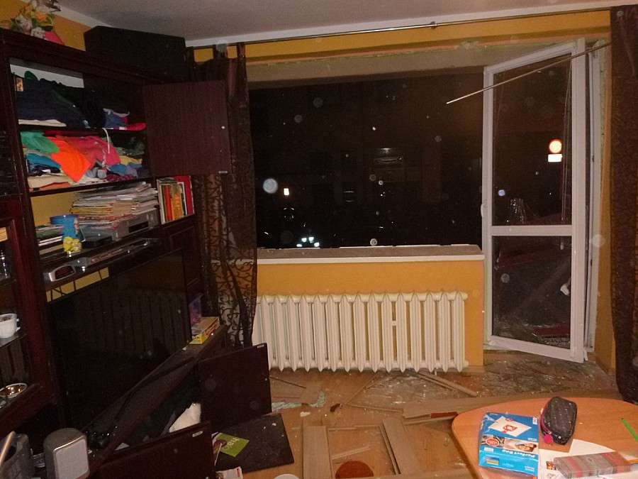  Czyścił laptopa i spowodował wybuch. Wypadło okno i uszkodziło kilka aut