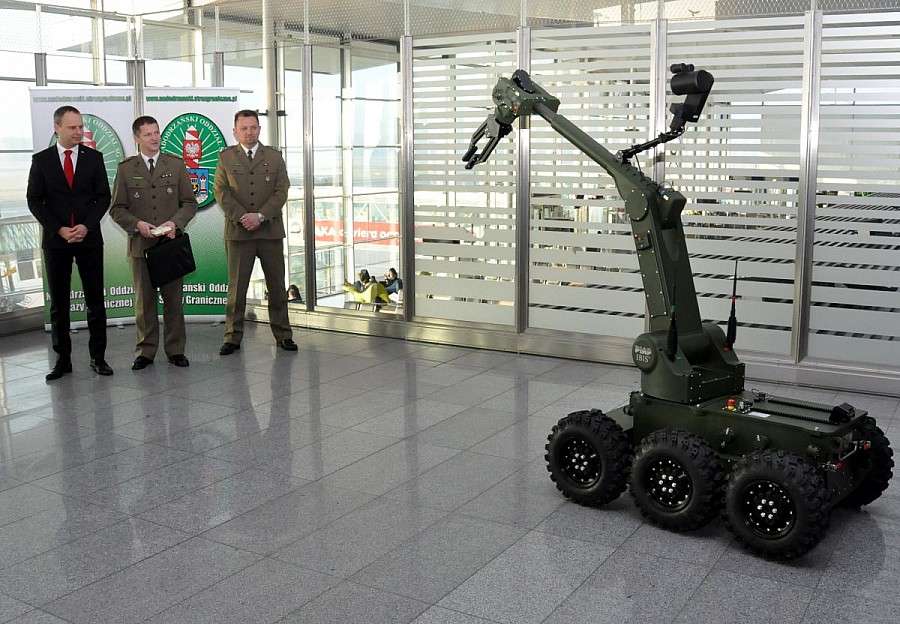 Nowy specjalistyczny sprzęt pirotechniczny na wrocławskim lotnisku