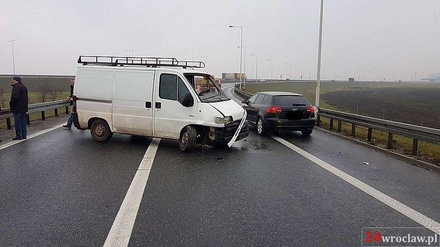Bus wpadł w poślizg i uderzył w bariery