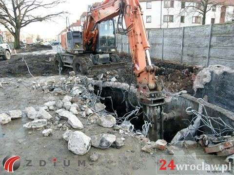Wyburzanie poniemieckiego schronu