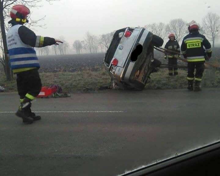 Dachowanie samochodu na trasie Wrocław - Strzelin